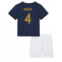 Dječji Nogometni Dres Francuska Raphael Varane #4 Domaci SP 2022 Kratak Rukav (+ Kratke hlače)